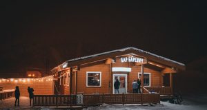 Первый бар формата Apres-ski открыл свои двери в минувшие выходные. Известная сеть «БарБаревич» теперь есть и на Северном склоне ГЛК «Большой Вудъявр».